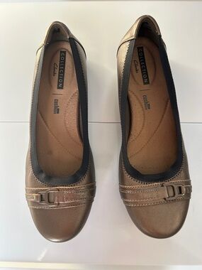 Clarks Women's Kinzie Light Flat Size 8M Slip On Shoe Flats Bronze Metallic